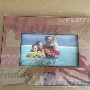 “MOM”  7” Faceplate cover for Polaroid Frame Brand New in package